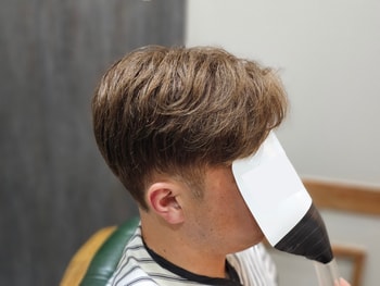 브라운 컬러 가르마펌 남자가발 옆모습