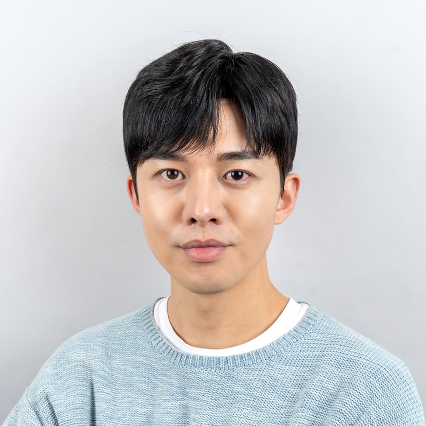 가르마 스타일로 스타일링 한 사진