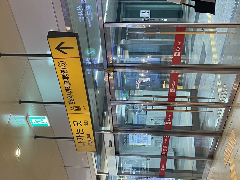 강남역 6번출구 던킨건물이에요!
