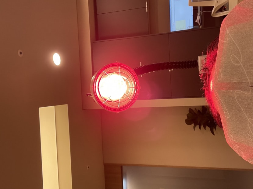 저는 참고로 두피 스케일링 + 스티머+산소제트필+check 주사 + 적외선 + 스마트룩스 +약처방 까지 다양한 패키지 상품중 저에게 맞는 상품으로 정했습니다.  시술하는 사진은 다 찍지는 못했지만 두피 스케일링 받았는데 너무 시원하고 편안하게 해주셔서 하는 동안 힐링하면서 시술 받았습니다????  그다음 check 주사를 두피 곳곳에 주입하는데.. 사실 아프냐고 여쭤봤을 때 살짝 아픕니다 했는데.. 조쿰..눈물이 날 뻔 햇어여ㅠㅠ 제가 주먹을 꽉 쥐고 있으니 인형 드릴까요? 말씀해 주셔서 괜찮다고 했지만 ㅠㅠ 다 끝나고 아팠어요ᅲᅲ 하니까 다음엔 인형 주신다고 했어요 ????이뻐지려면 이 정도는 참아야죠? 제가 엄살이 심해서 그렇지 참을만합니다.   마지막으로 적외선 + 스마트룩스로 마무리~  ﻿   시술 끝나고 드라이기로 머리 말리고 가라고 말씀해주셔서 말리고 있는데 원장님 나오셔서 어땟냐고 물어보더라고요 ???? 다른 곳은 원장님 보기 너무 힘든데 여긴 원장님 직접 나와서 마지막까지 친절하게 배웅까지 해주시더라고요. ᅲᅲ