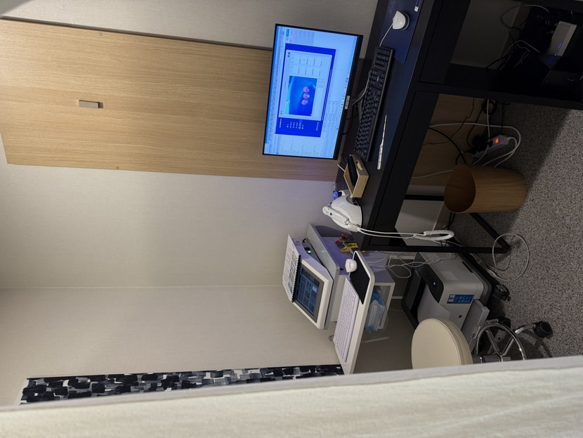 왼쪽기계가 스트레스검사 기계고, 오른쪽기계가 두피검사기계에요. 검사도 독립적인 공간이라 편안한 상태로 받을수있었어요.