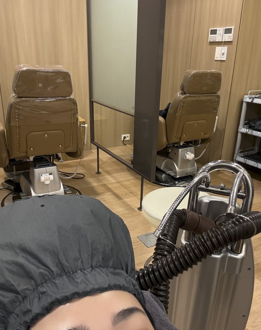 스케일링젤 도포한후 스티머로 각질을 불려줍니다. 뜨겁지 않아요!