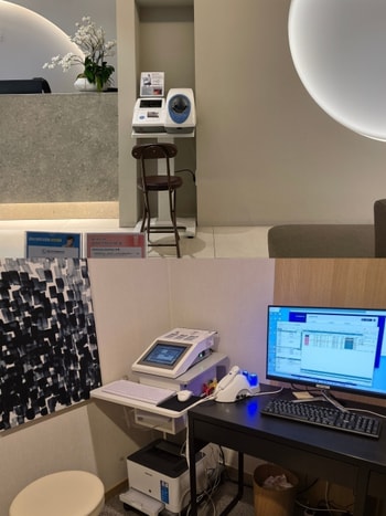 진료 전 문진표 작성과 혈압 측정하고 스트레스 지수, 두피 검사 진행했습니다