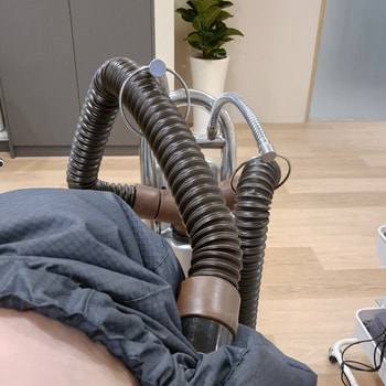 스케일링 후 스팀할 때 사진 잠깐 찍어봤습니다 ㅎㅎ 모낭 강화 주사 치료는 조금 아프지만 나머지 과정은 편안하게 받을 수 있었어요   ​
