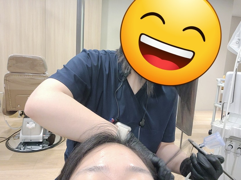 대망의 체크주사! 니들로 머리를 긁은후에 약을 도포하는 형식인데 이 치료가 제일 도움이 되는 것 같아요! 니들로 긁을 때 개운한 느낌이 들면서 아프기도 하지만.... 친절하게 강도 조절해주셔서 걱정 없습니다!
