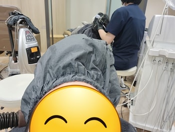 스케일링 도포 후에 스팀 진행했어요 뜨뜻한게 잠도 솔솔 오고 기분 좋아지는 느낌이에요