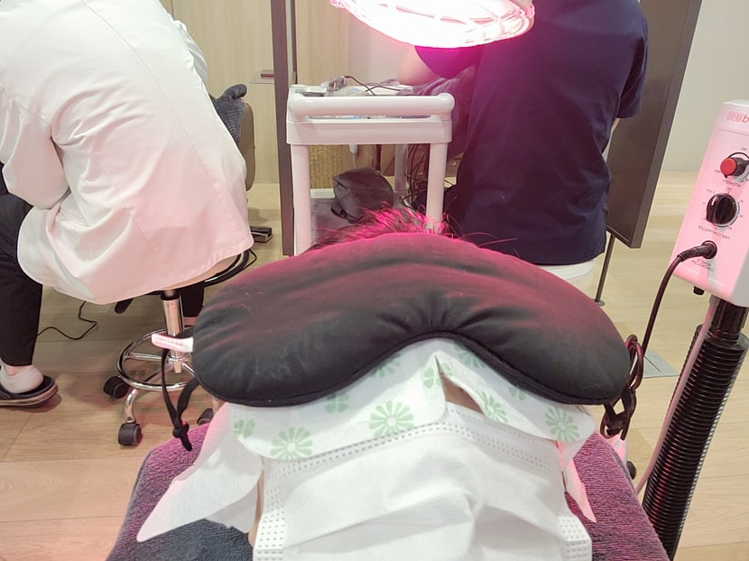 주사 치료 후에 따뜻하게 적외선을 받습니다