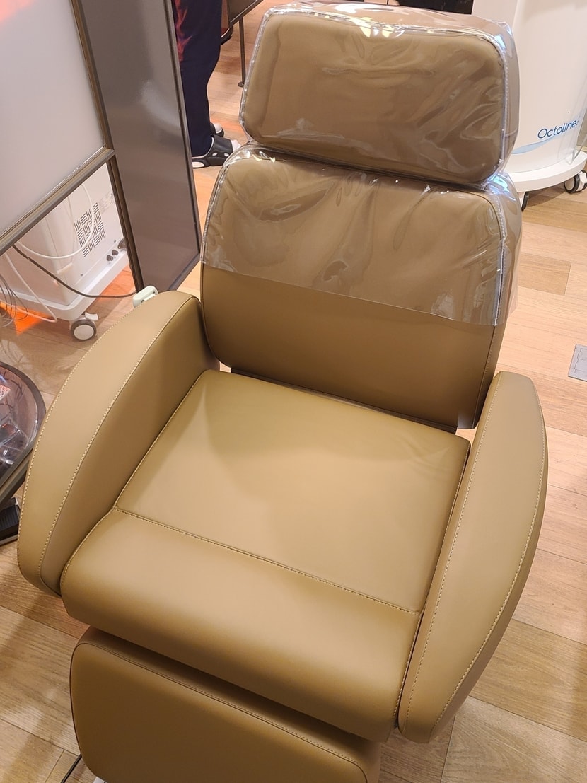 의자에 앉아서 이제 치료를 시작합니다 ㅠㅠ 너무 떨렸어요 치료 해주시는 분이 처음부터 끝까지 설명 다해주시고 아프지 않은지 신경써주셔서 너무 감사했습니다 여기 병원 직원분들은 다 친절해요!!!