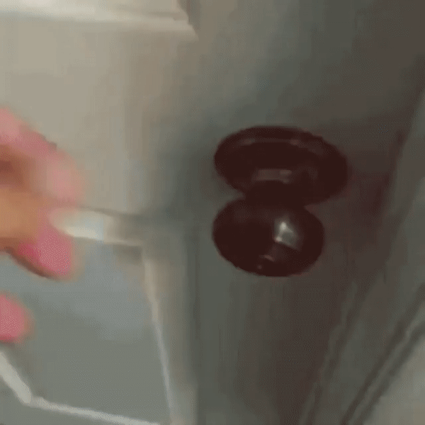 내가_집을_비울_수_없는_이유.gif
