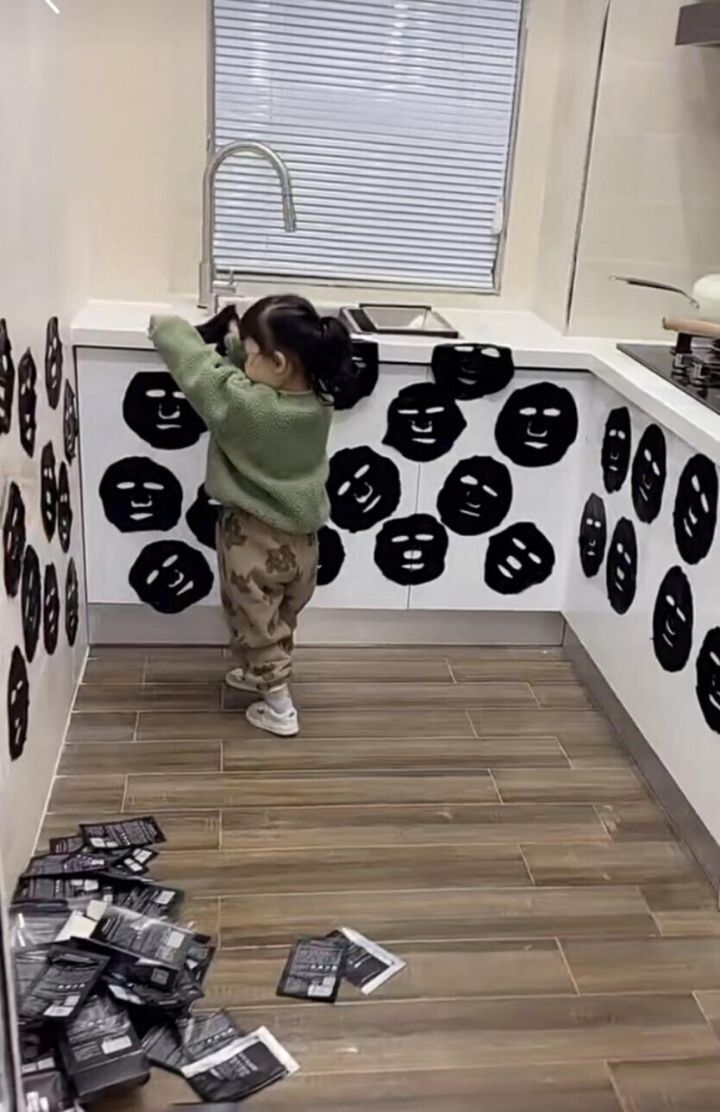 새로운_장난감을_발견한_딸.jpg