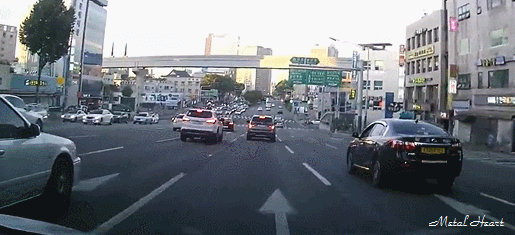 황색 신호 추돌 사고.gif