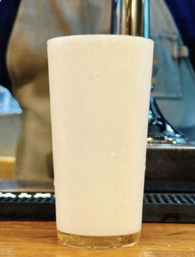 신입사원이 따라준 맥주