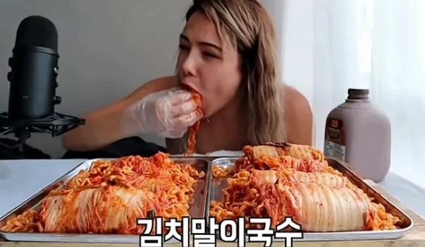 외국유튜버의 김치말이 국수 먹방