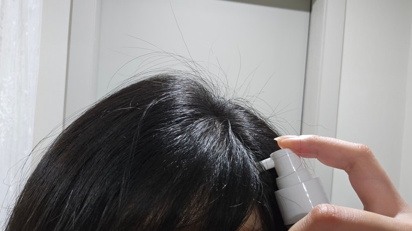 가르마 주변으로 제품을 뿌려줍니다