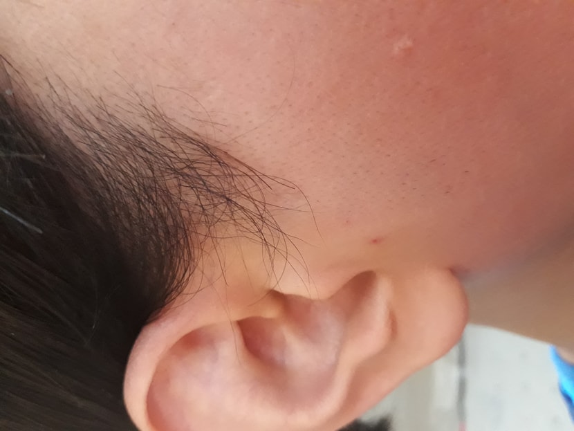 오른쪽 구렛나루 뒤로 넘길 때
