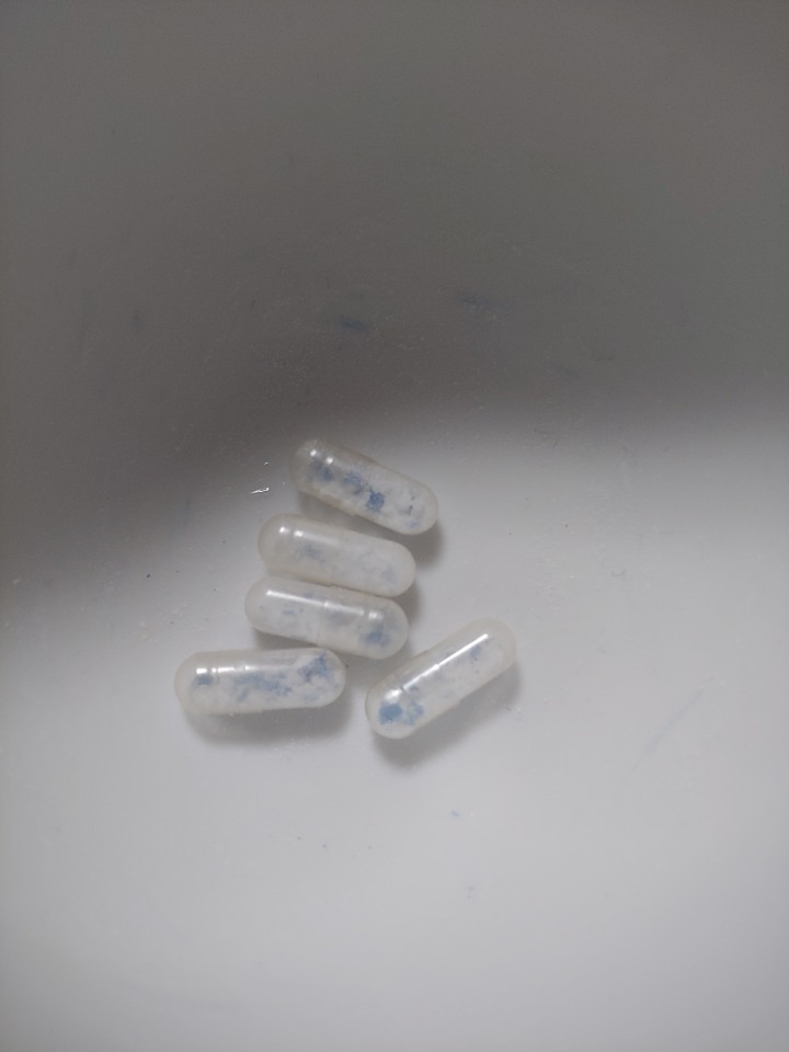 이렇게 캡슐의 뚜껑을 닫으면 나만의 프로페시아가 완성됩니다. 저는 5일에 1번씩 이작업을 반복하며 피나스테리드를 복용중입니다. 이 방법에 대해 제가 생각하는 장점은 분할 과정에서 버려지는 부스러기가 거의 발생하지 않는다는 점, 쪼개먹는 것에 비해 비교적 동일한 분량을 나눌수 있다는점, 그리고 캡슐에 넣어 보관하기 때문에 공기에 의한 산화를 최대한 줄일수 있다는 점, 마지막으로 다른 방법에 비해 가격이 많이 저렴한 점 정도 입니다. 이렇게 하면 1알당 5개의 캡슐이 나오기 때문에 한 팩당 총 150개의 캡슐이 나오게 됩니다. 결과적으로 3만원이라는 가격으로 5달 분량의 약을 얻을 수 있는 것입니다. 이상으로 제가 나름대로의 고민과 연구(?) 끝에 가장 효율적으로 피낳스테리드를 복용하는 방법을 써보았습니다. 혹시 다른 전문가분들이 보시기에 제 복용법에 대해 문제될 만한 부분이 있다면 조언 부탁드리겠습니다. 감사합니다.
