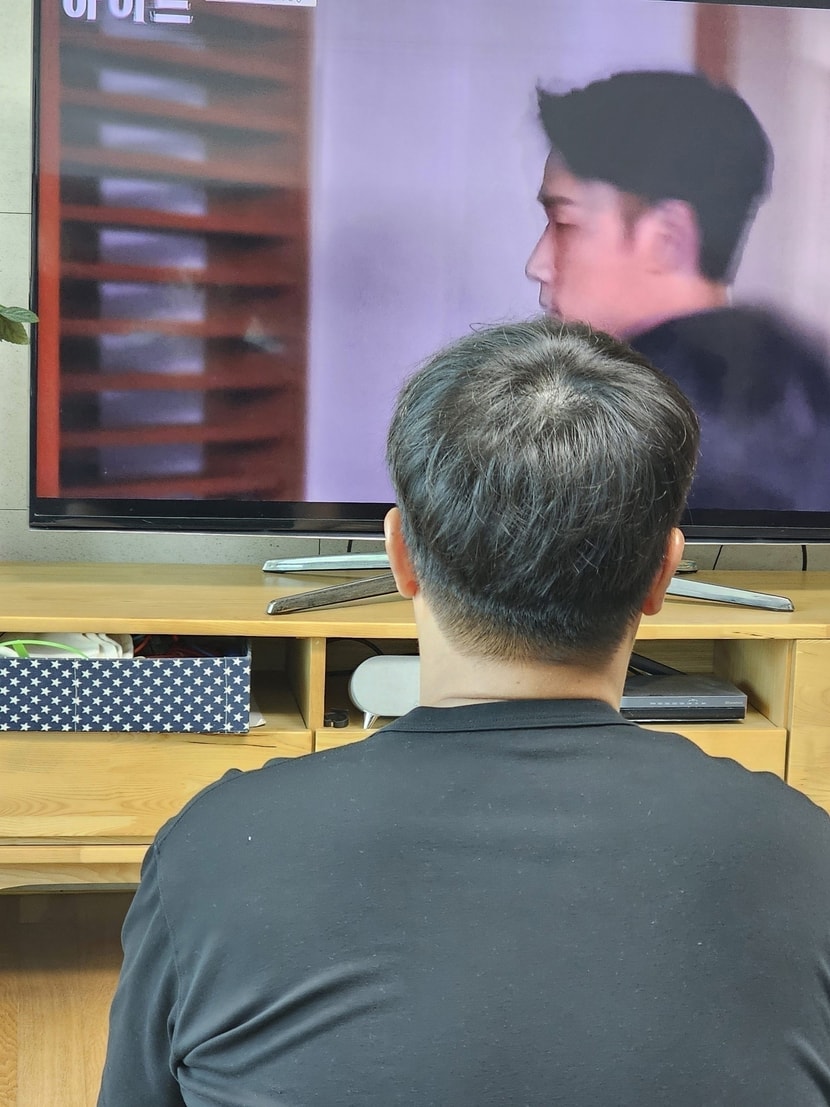 밝은빛 아래 뒤통수