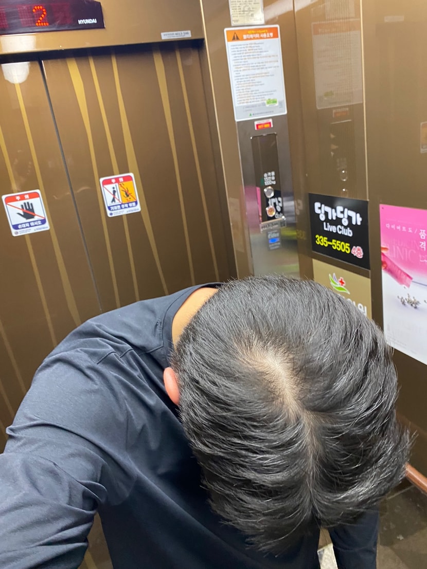 밝은 엘리베이터 촬영  모자 쓰고 벗음