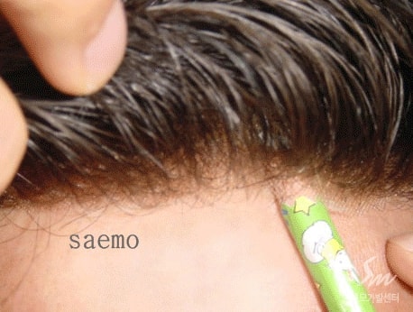 이마라인에 연필을 넣은 사진