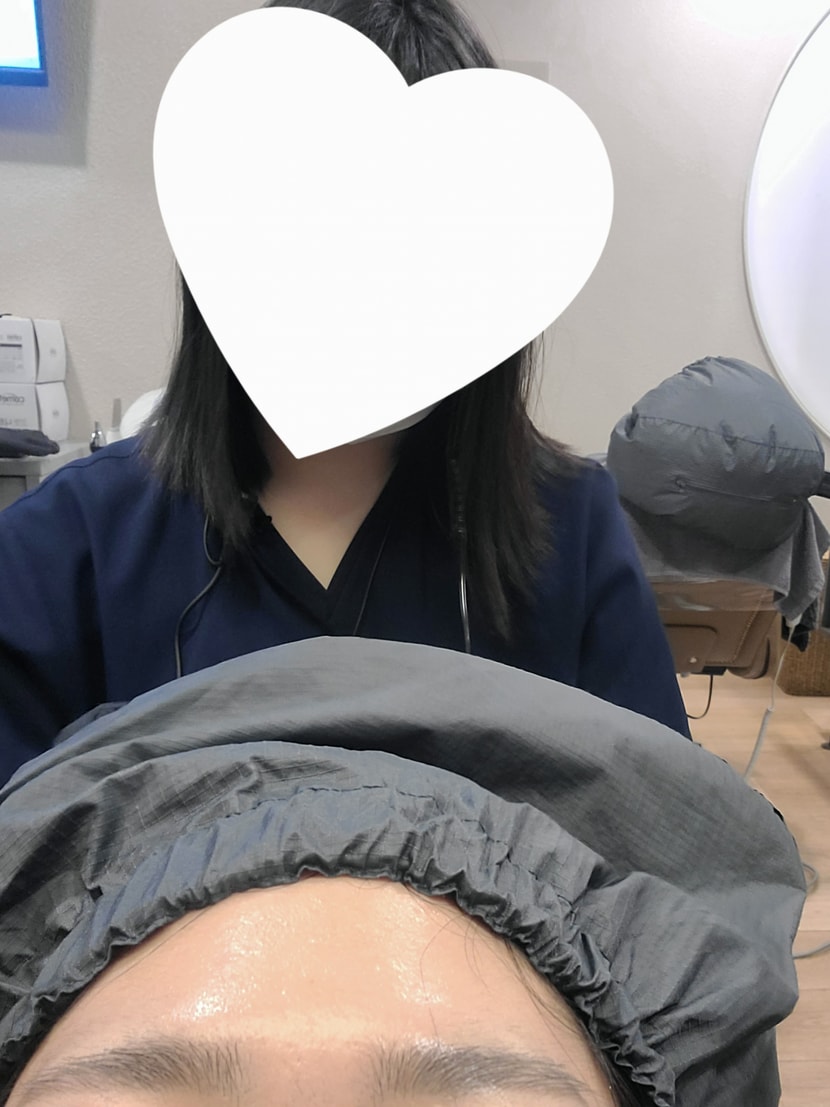 두피 스팀을 진행해요 따뜻한게 잠이 솔솔옵니다 뜨겁지는 않은지 체크 해주시더라구요