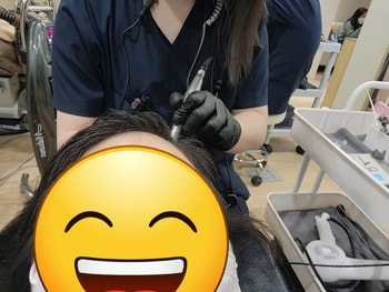 두피 스케일링 먼저 시작했어요! 시원하게 머리에 뭐 뿌려주시는데 시원하고 개운해요!